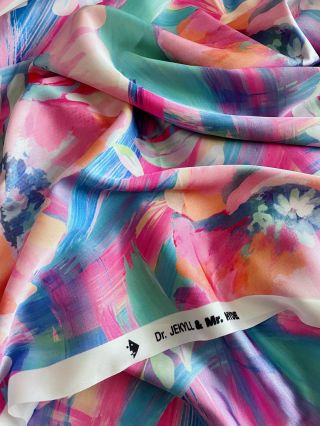 Máme další krásné autorské printy 🩷. Vše můžete koupit na eshopu www.latkyjh.cz nebo našem showroomu #latkyjekyllandhyde...