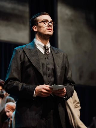 Je nám ctí, být malou součástí tohoto ojedinělého projektu. Hlubokého, dojemného a silného příběhu Nicholase Wintona. S...