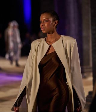 Přírodní hedvábí je stále v kurzu 🤎. Krásný model od naší milé klientky @wooliere #latky #fabrics #we♥️ourclients